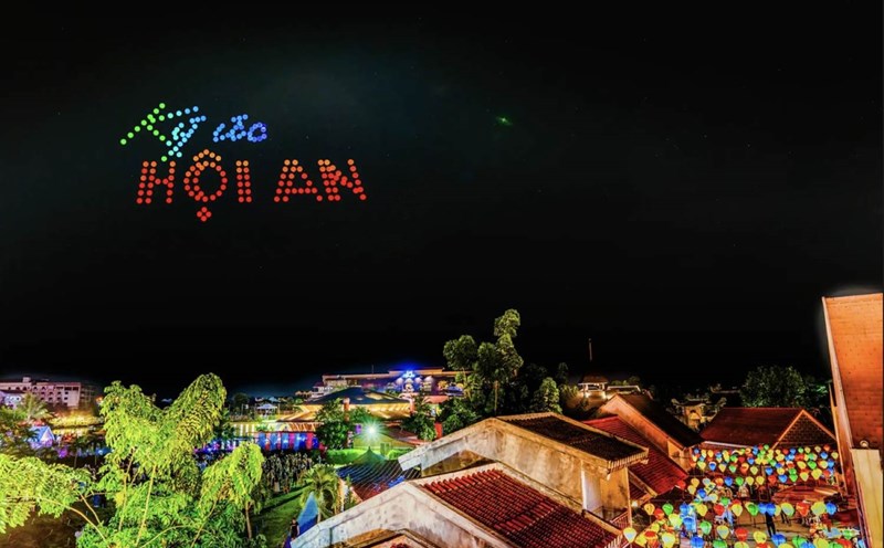 Màn trình diễn drone light lần đầu tiên xuất hiện tại Hội An. Ảnh: Trà Ban