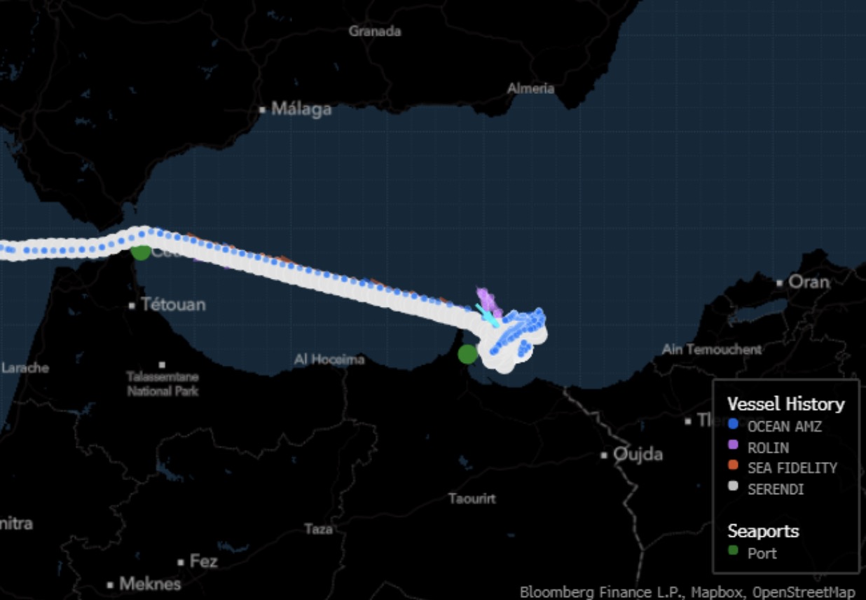Vận chuyển dầu của Nga từ tàu sang tàu vốn rất sôi động ở vịnh Laconian sau khi xung đột nổ ra ở Ukraina đầu năm 2022 nay đã có địa điểm mới ở ngoài khơi Morocco. Ảnh chụp màn hình Bloomberg