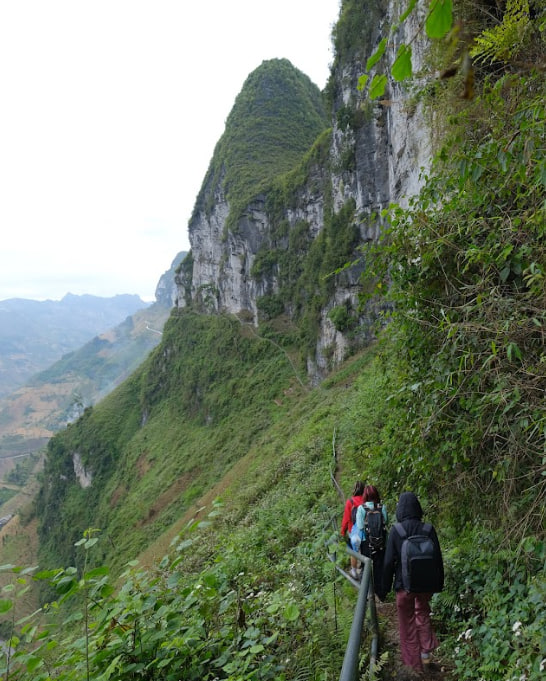 Quãng đường đi tới Vách Đá Trắng có cái tên mỹ miều là “Mã Pì Lèng Sky Walk“.