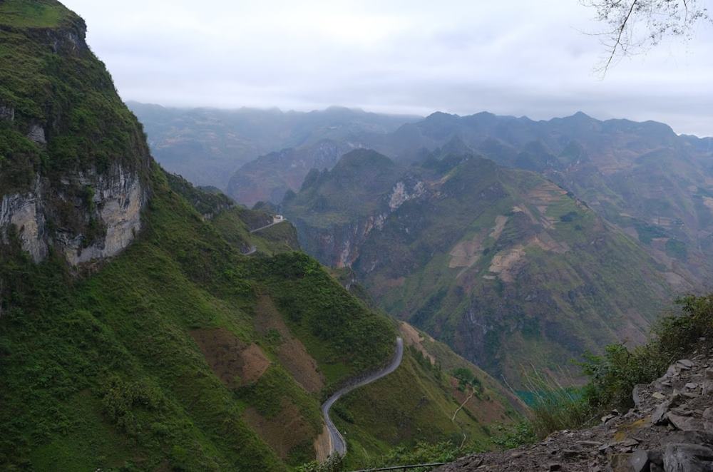 Từ Vách Đá trắng có thể nhìn xuống đèo Mã Pì Lèng và núi non trùng điệp.