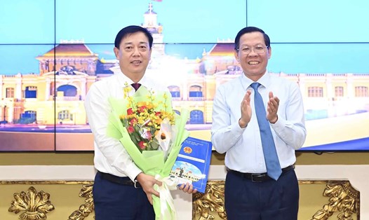 Chủ tịch UBND TPHCM Phan Văn Mãi trao quyết định bổ nhiệm ông Nguyễn Hoàng Hải làm Giám đốc Sở Tài chính. Ảnh: VIỆT DŨNG