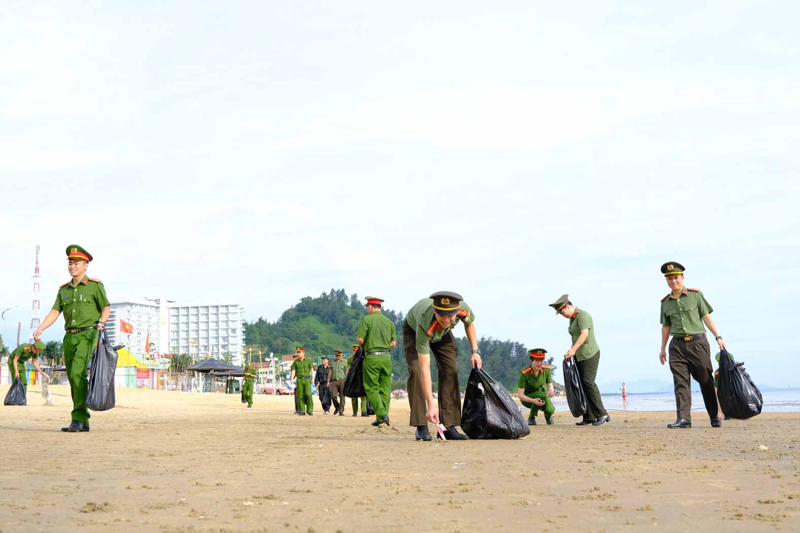 Nhiều cán bộ, chiến sĩ Công an Hà Tĩnh tham gia nhặt rác làm sạch bãi biển Thiên Cầm. Ảnh: Công Tuấn.