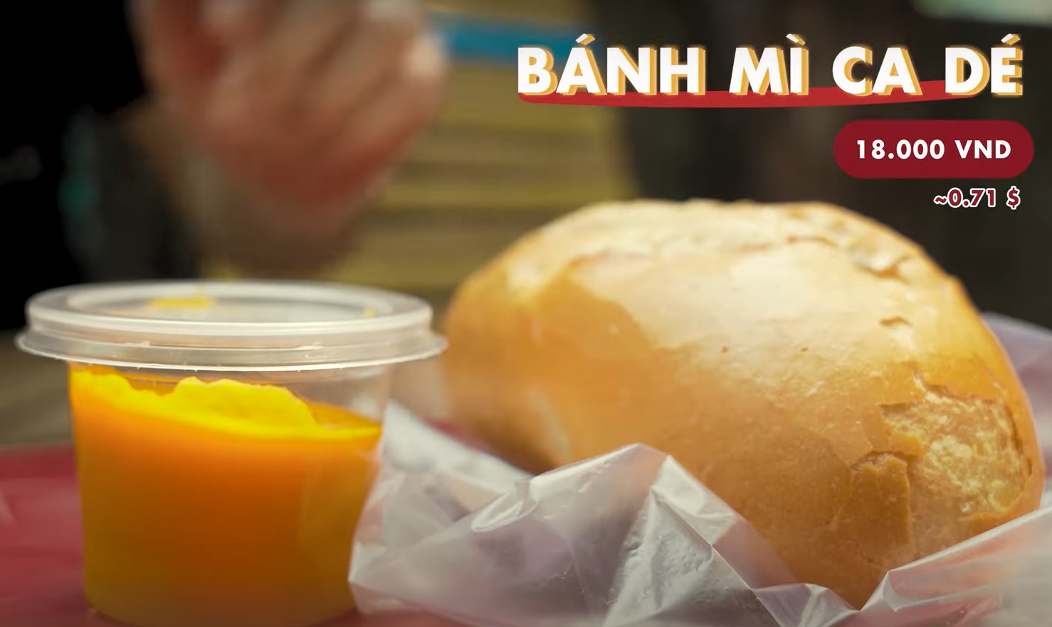 Suất bánh mì cadé đơn giản nhưng vàng ươm hấp dẫn, giá chỉ 18.000 đồng. Ảnh: Cắt từ clip