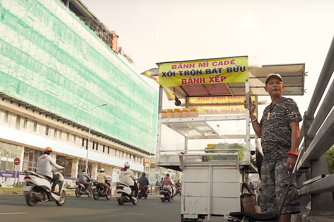 Một xe bán bánh mì cadé ở quận 8. Ảnh: Cắt từ clip
