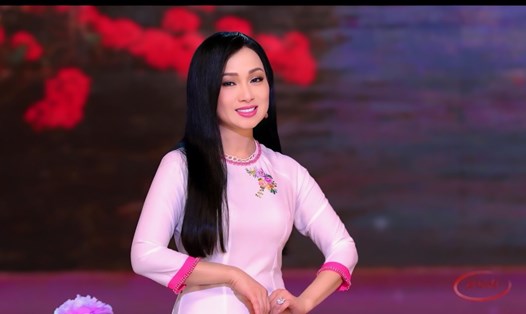 Ca sĩ Hà Phương hát về thời cắp sách đến trường. Ảnh: NSCC.