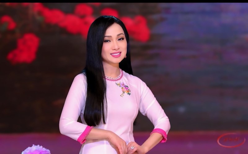 Ca sĩ Hà Phương hát về thời cắp sách đến trường. Ảnh: NSCC.