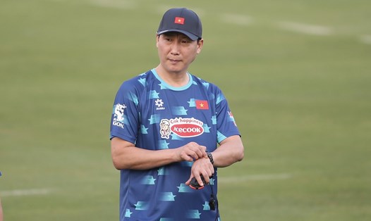 Huấn luyện viên Kim Sang-sik có trận ra mắt gặp Philippines tại vòng loại thứ 2 World Cup 2024. Ảnh: Minh Phong