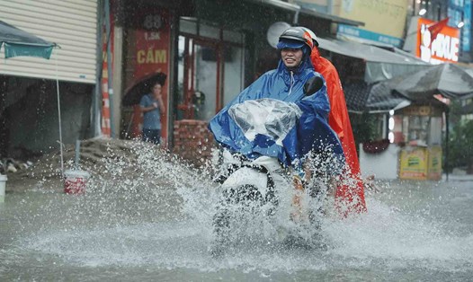 Mưa lớn vào sáng 5.6 gây ngập úng ở một số tuyến phố ở Hà Nội. Ảnh: Hữu Chánh