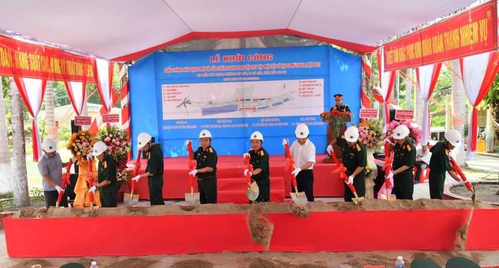 Các đại biểu thực hiện nghi thức khởi công xây dựng mới và sửa chữa doanh trại Đội Quy tập mộ Liệt sĩ tại Campuchia. Ảnh: Phương Vũ