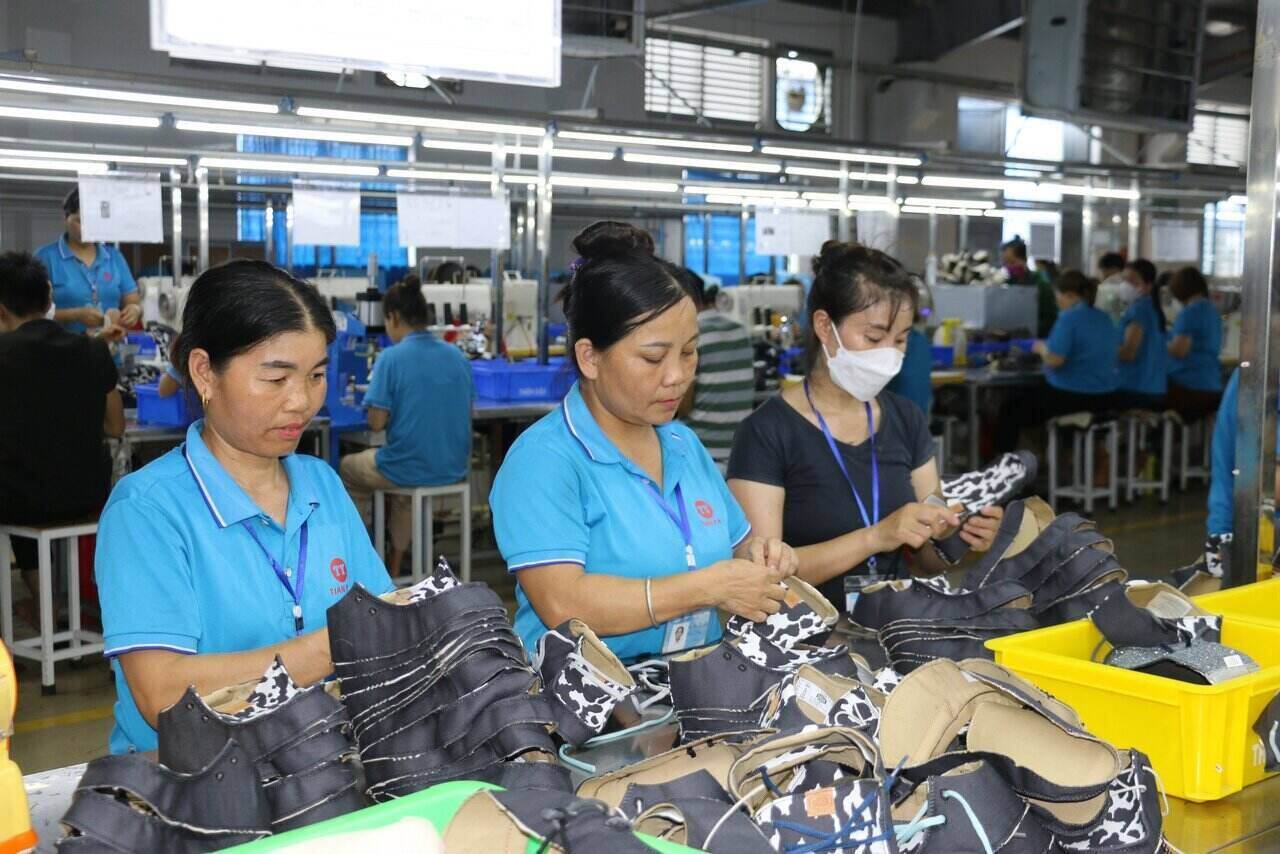 Công nhân đang hăng say lao động sản xuất. Ảnh: Minh Nguyễn