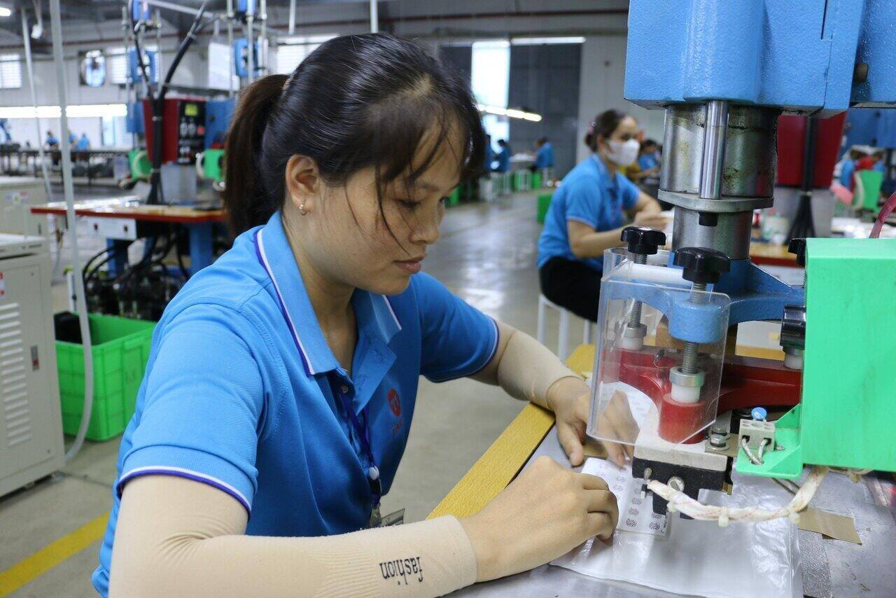 Chị Bùi Thị Nhiền đang chia sẻ với phóng viên. Ảnh: Minh Nguyễn