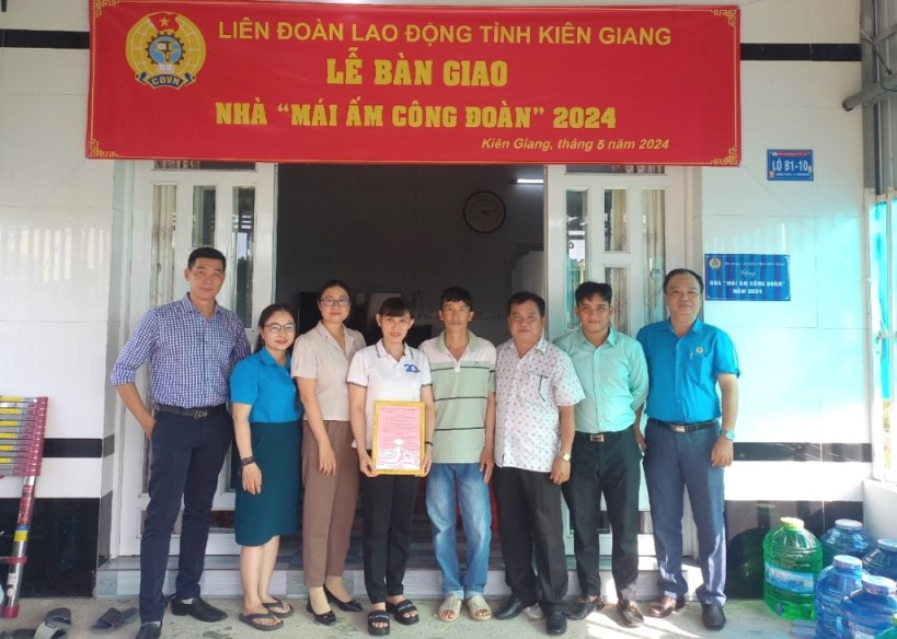 Bàn giao sửa chữa nhà Mái ấm Công đoàn cho đoàn viên Nguyễn Thị Ngọc An. Ảnh: LĐLĐ TP Rạch Giá