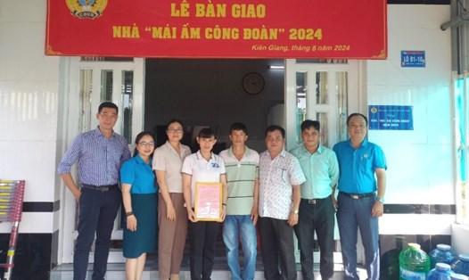 Bàn giao sửa chữa nhà Mái ấm Công đoàn cho đoàn viên Nguyễn Thị Ngọc An. Ảnh: LĐLĐ TP Rạch Giá