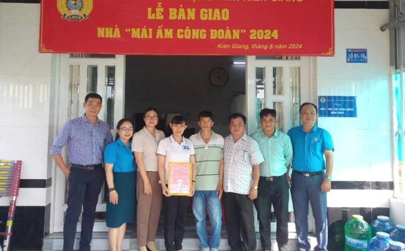 Bàn giao sửa chữa nhà Mái ấm Công đoàn cho đoàn viên Nguyễn Thị Ngọc An. Ảnh: LĐLĐ TP Rạch Giá