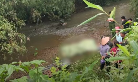 Người đàn ông bị điện giật tử vong bên bờ suối tại xã Cao Dương, huyện Lương Sơn, Hòa Bình. Ảnh: Người dân cung cấp