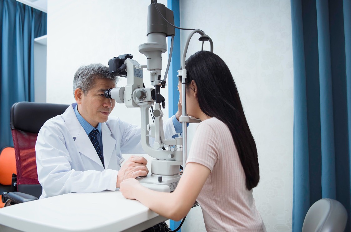 Bác sĩ Hùng thăm khám cho bệnh nhân mắc bệnh nhãn khoa. Ảnh: NVCC