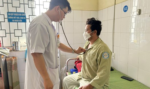 Bác sĩ kiểm tra sức khỏe sau phẫu thuật cho bệnh nhân K. Ảnh: Bệnh viện Đa khoa tỉnh Quảng Ngãi