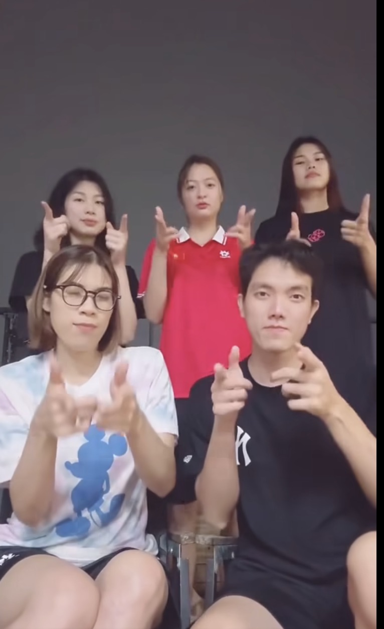 Các cô gái đội tuyển bóng chuyền Việt Nam cùng nhau đu trend tiktok. Ảnh cắt từ video