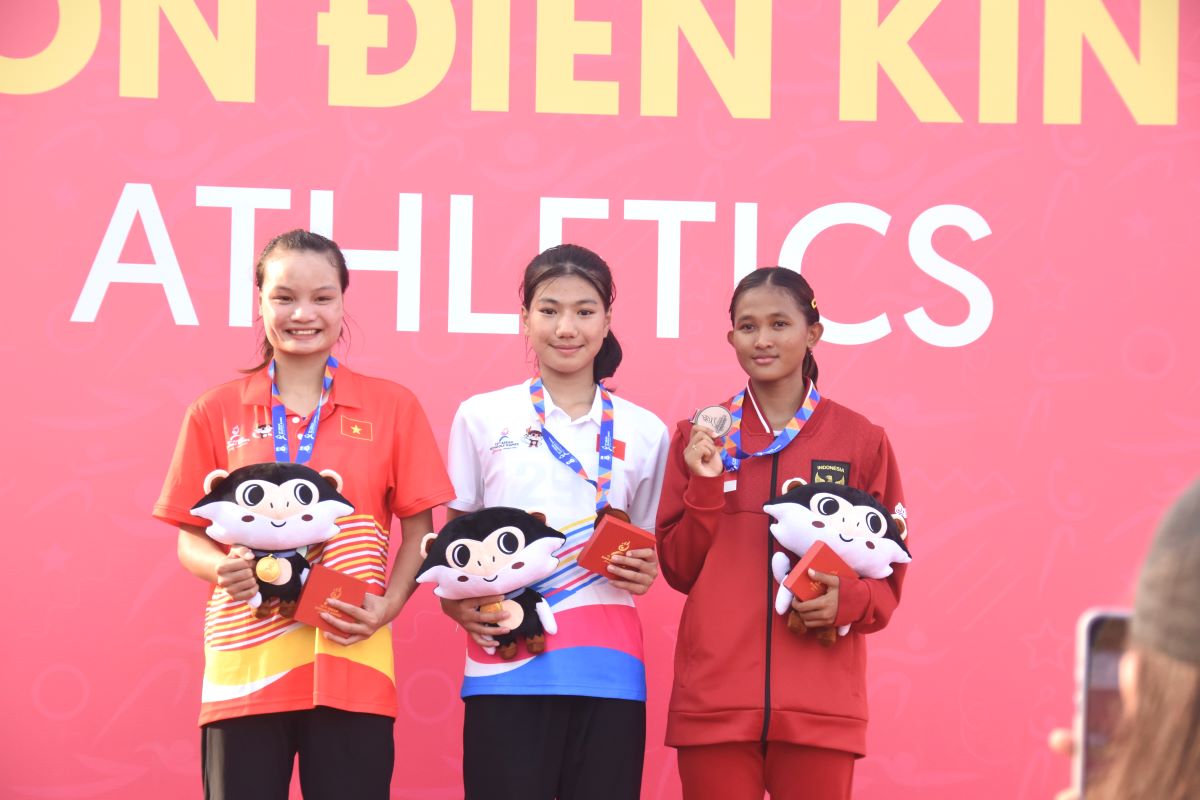 Vận động viên Vũ Thị Trà My (áo trắng) đoạt Huy chương Vàng nội dung chạy 800m nữ. Ảnh: Văn Trực