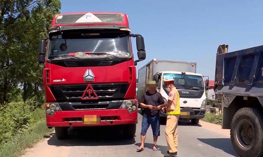 Công an huyện Tiên Du, tỉnh Bắc Ninh tăng cường kiểm tra xử lý vi phạm xe đầu kéo, xe chở quá tải trọng trên các tuyến đê