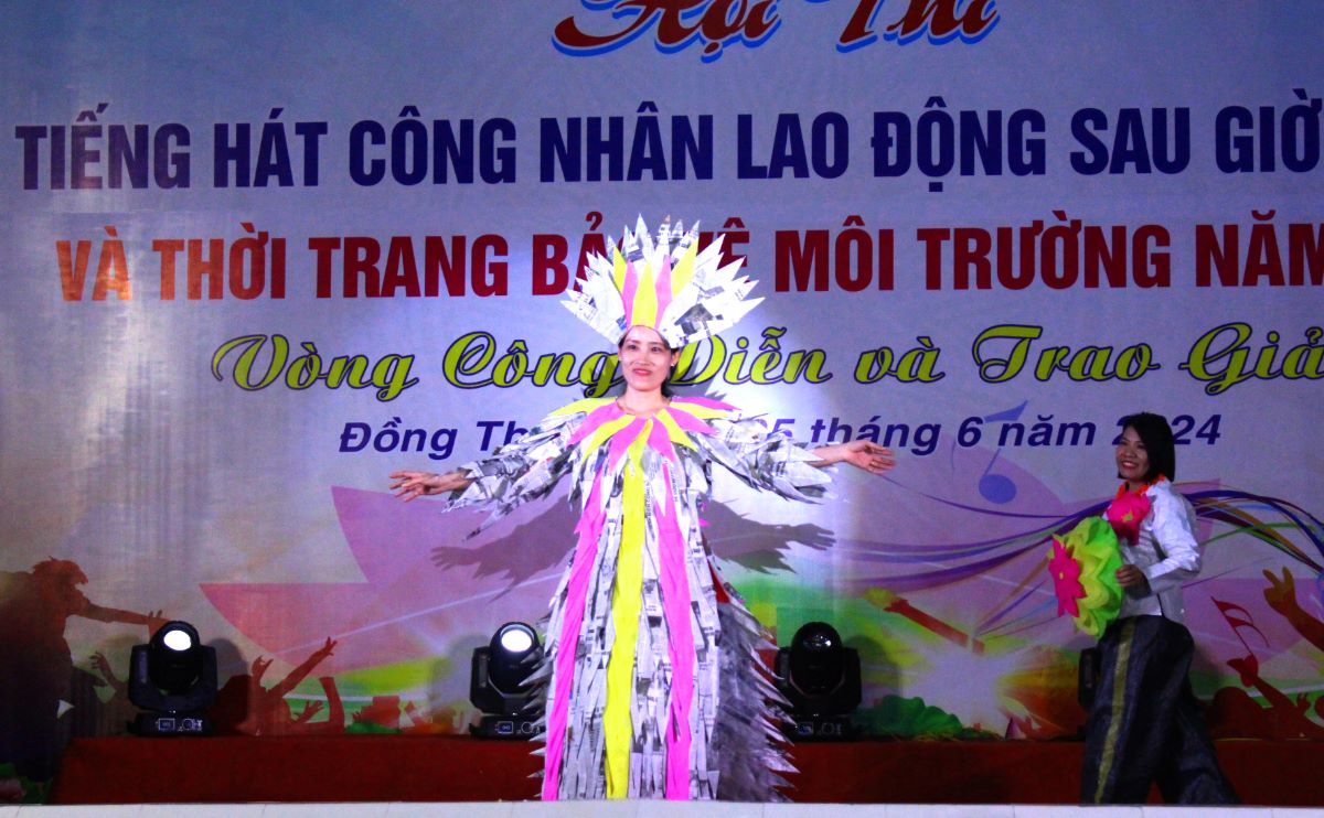 Phần thi trang phục bảo vệ môi trường trở nên hấp dẫn bởi ý tưởng sáng tạo và độc đáo từ chất liệu là vật dụng đã qua sử dụng. Ảnh: Thanh Nhàn