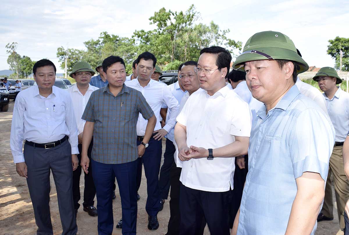 Chủ tịch UBND tỉnh Nghệ An Nguyễn Đức Trung và đoàn công tác kiểm tra tình hình thực hiện các dự án trọng điểm. Ảnh: Kim Oanh