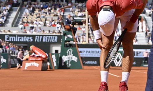 Novak Djokovic đã phẫu thuật xử lý chấn thương rách sụn chêm đầu gối. Ảnh: Tennis Majors