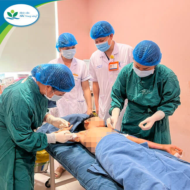 Các bác sĩ cấp cứu cho bệnh nhi bỏng điện. Ảnh: BVCC