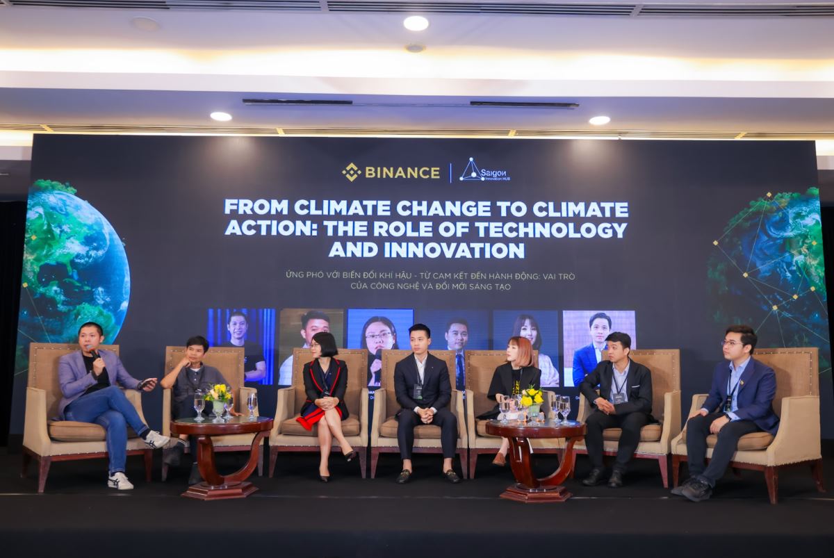 Các diễn giả của phiên thảo luận: “Ứng phó với biến đổi khí hậu - Từ cam kết đến hành động: Vai trò của công nghệ và đổi mới sáng tạo”. Ảnh: Đăng Khương