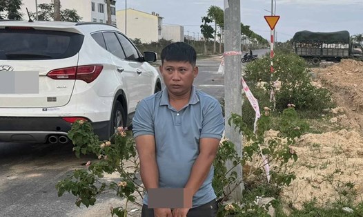 Đối tượng Lê Đình Dũng thực nghiệm tại hiện trường. Ảnh: Bảo Ngọc