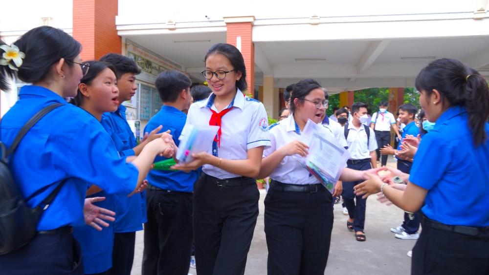 Không khí trở nên rộn ràng, ấm áp hơn khi phụ huynh, thầy cô và các bạn tình nguyện viên trao những cái ôm, bắt tay, vỗ tay chúc mừng thí sinh hoàn thành Kỳ thi tuyển sinh 10.