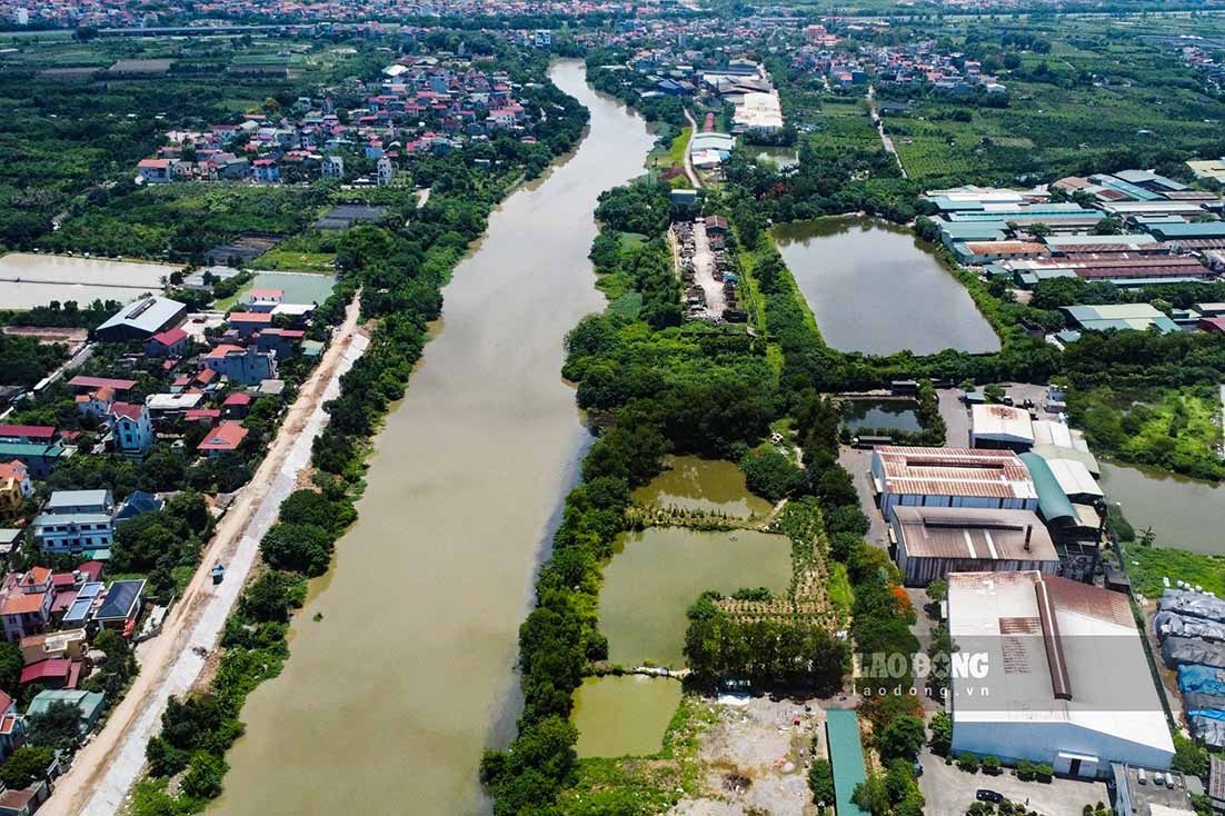 Dọc sông dòng chính Bắc Hưng Hải có hàng trăm cơ sở sản xuất nhỏ lẻ xả thải trực tiếp. Khu công nghiệp Tân Quang, huyện Văn Lâm, tỉnh Hưng Yên, có một cống Ngọc Đà xả ra dòng chính Bắc Hưng Hải.
