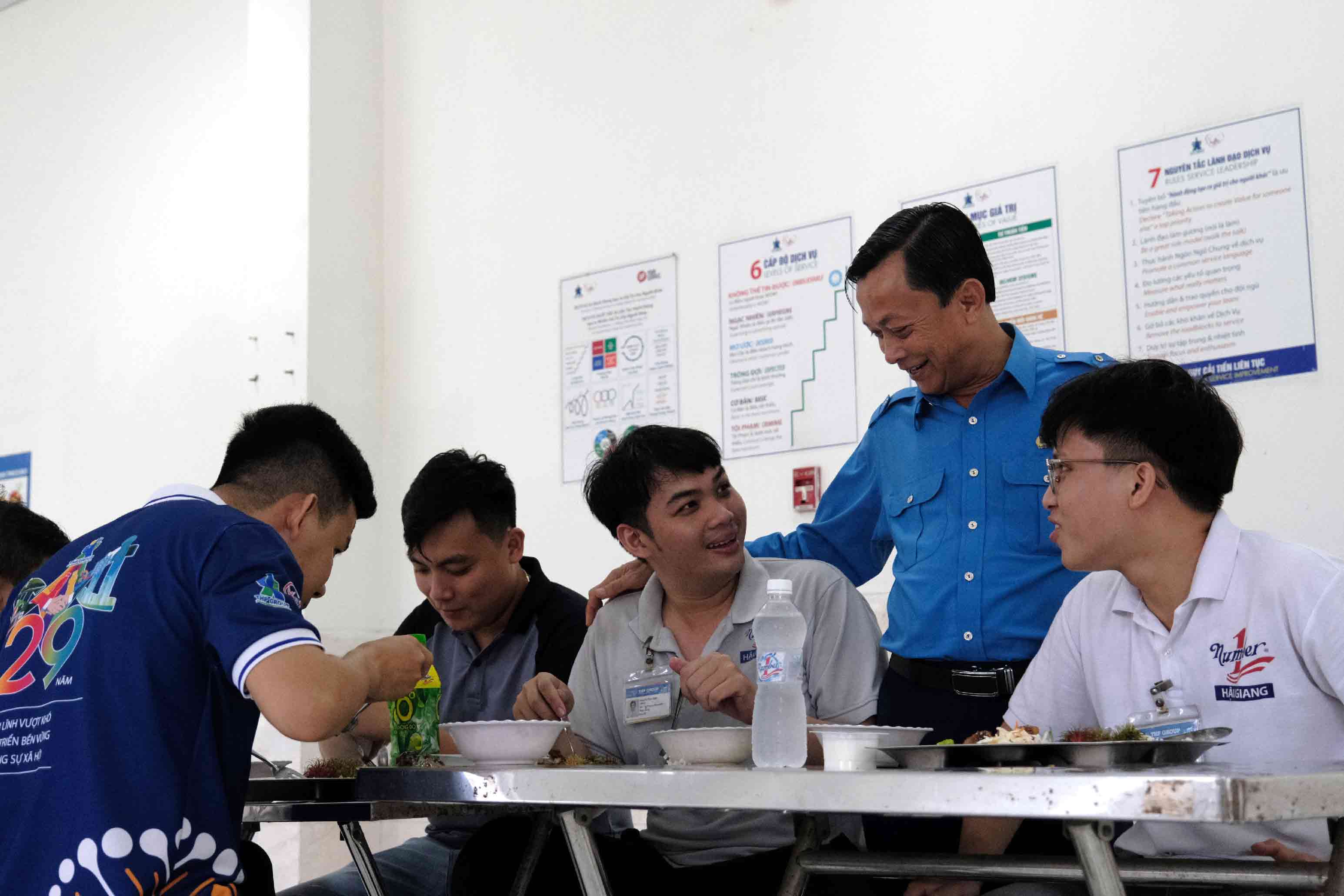 Chủ tịch LĐLĐ tỉnh Hậu Giang Lê Công Khanh đến thăm, trò chuyện cùng công nhân. Ảnh: Bích Ngọc