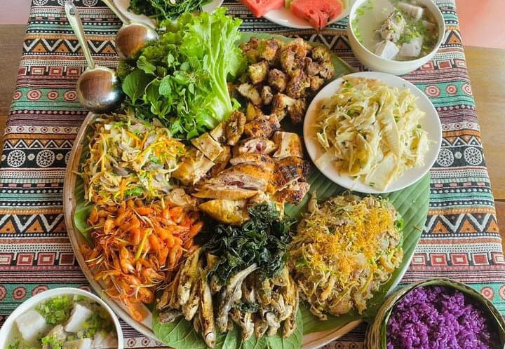 Du khách nghỉ chân ở các homestay và thưởng thức ẩm thực xứ Mường. Ảnh: Mai Mai