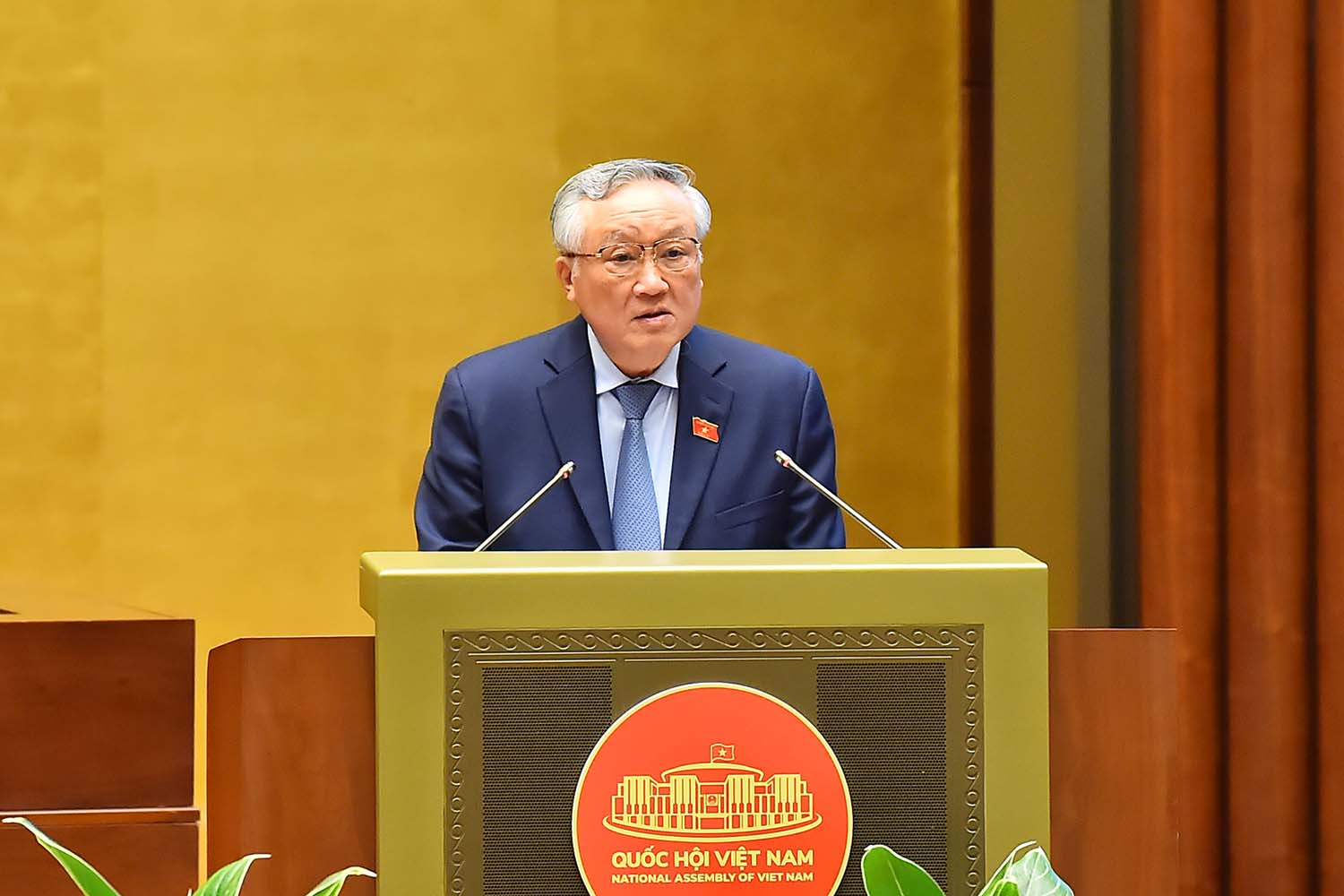 Chánh án Tòa án Nhân dân tối cao Nguyễn Hòa Bình trình bày tờ trình dự án Luật Tư pháp người chưa thành niên. Ảnh: Phạm Đông