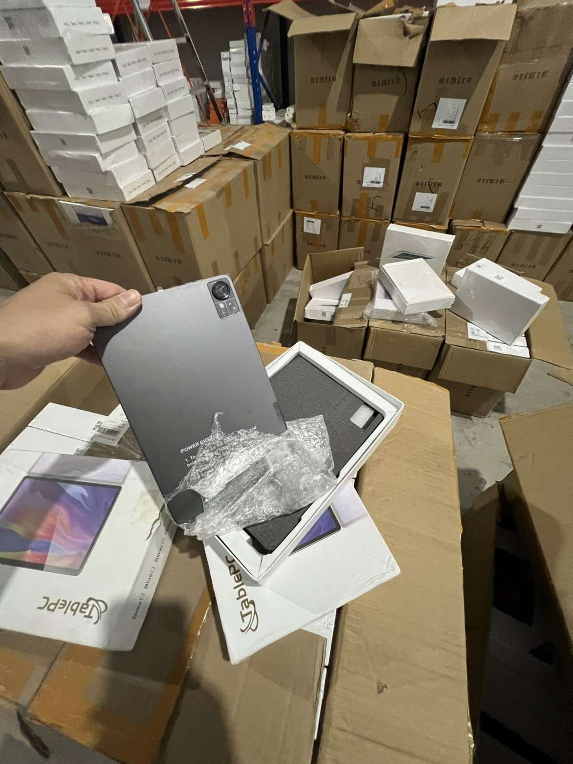 Hàng hóa phát hiện trong kho là thiết bị điện thoại là iphone, ipad mang thương hiệu của Apple cùng các thương hiệu khác có nhiều dấu hiệu vi phạm. Ảnh: Hoàng Giang