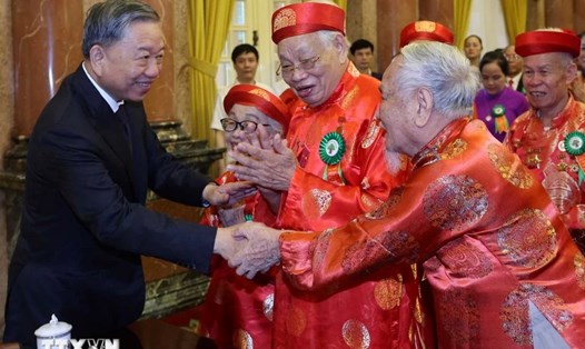 Chủ tịch nước Tô Lâm với người cao tuổi tiêu biểu. Ảnh: Nhan Sáng/TTXVN