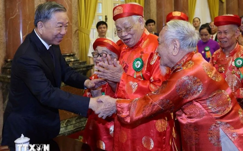 Chủ tịch nước Tô Lâm với người cao tuổi tiêu biểu. Ảnh: Nhan Sáng/TTXVN