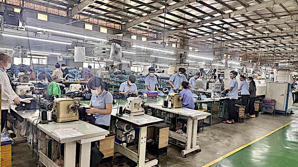 Công nhân sản xuất tại một doanh nghiệp trong KCN Hàm Kiệm II. Ảnh: Duy Tuấn