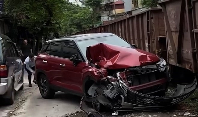 Tranh cãi việc ôtô bị tàu hỏa đâm có được bồi thường bảo hiểm hay không