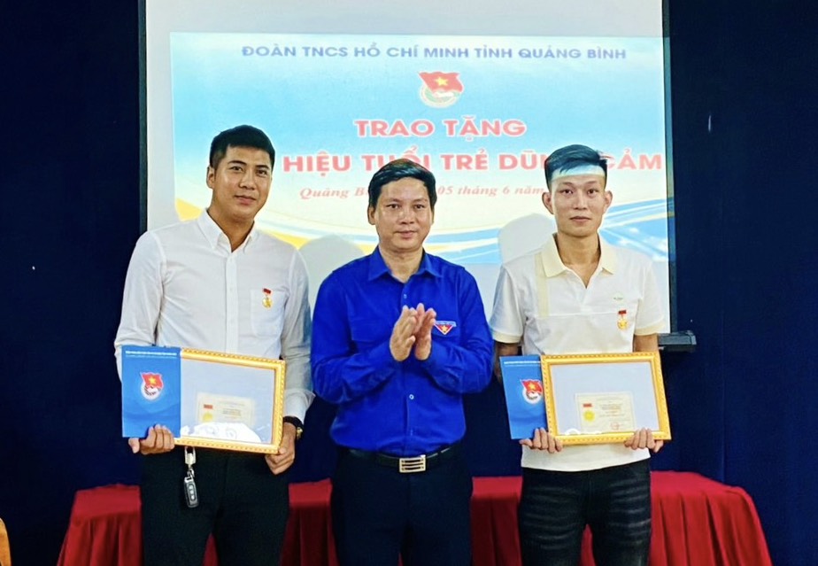 Các thanh niên đã được tặng huy hiệu "Tuổi trẻ dũng cảm" khi cứu 5 trẻ em đuối nước. Ảnh: T. Hùng