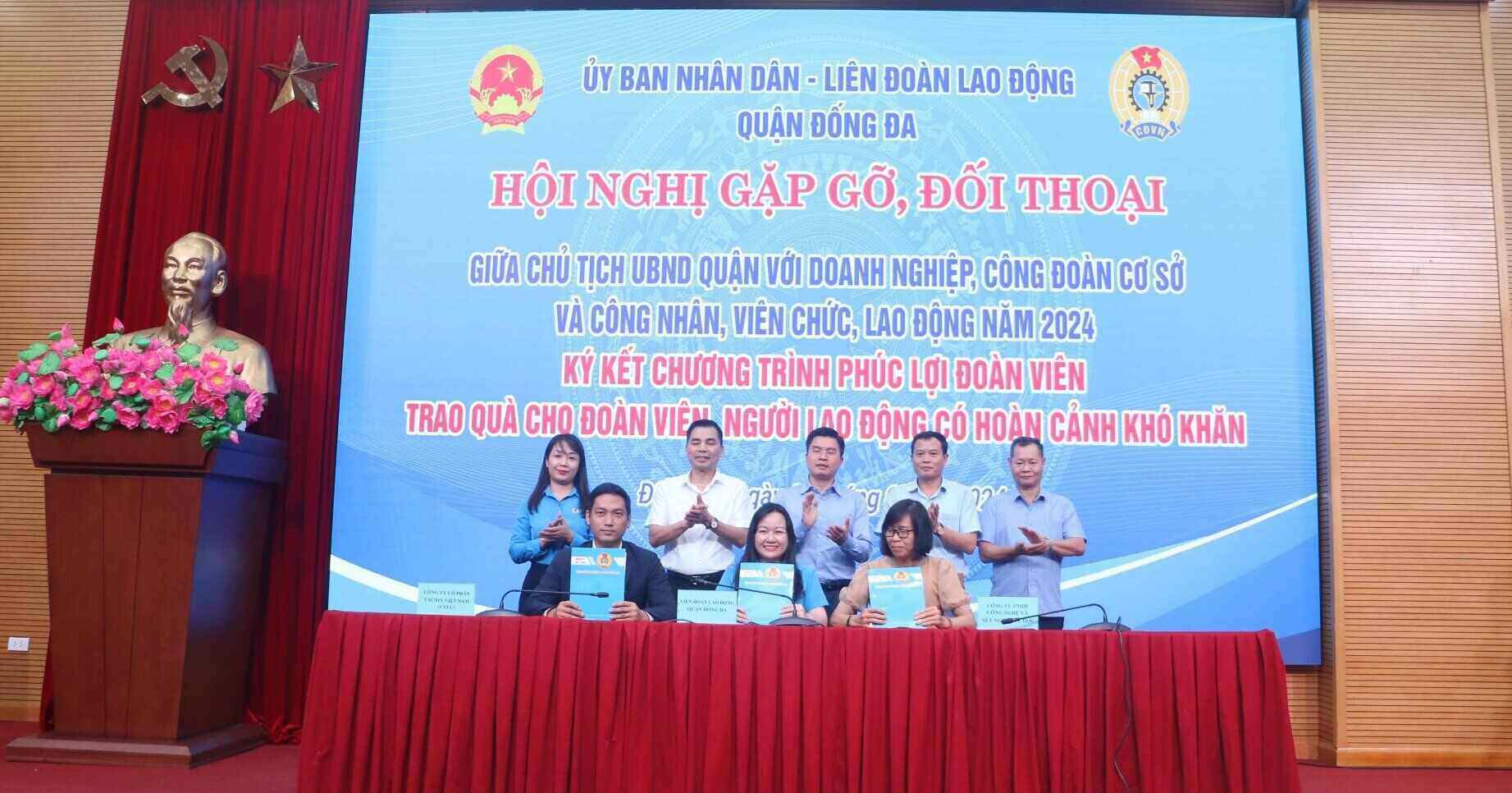 Liên đoàn Lao động quận Đống Đa và các doanh nghiệp ký kết thỏa thuận hợp tác mang lại phúc lợi cho đoàn viên, người lao động. Ảnh: Sinh Vũ
