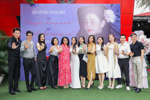Nhiều bạn bè, đồng nghiệp đến chúc mừng ca sĩ Thu Hường ra mắt sản phẩm âm nhạc mới. Ảnh: NVCC