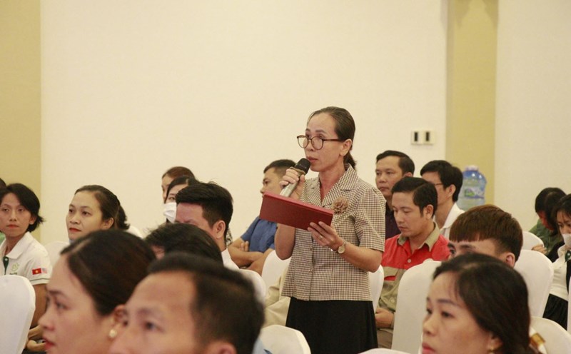 Nữ giáo viên Phan Thị Thi đề nghị xem xét hỗ trợ chế độ cho giáo viên dạy người khuyết tật tại buổi gặp gỡ đối thoại giữa Chủ tịch UBND tỉnh Quảng Trị với đoàn viên, công nhân viên chức lao động. Ảnh: Hưng Thơ.