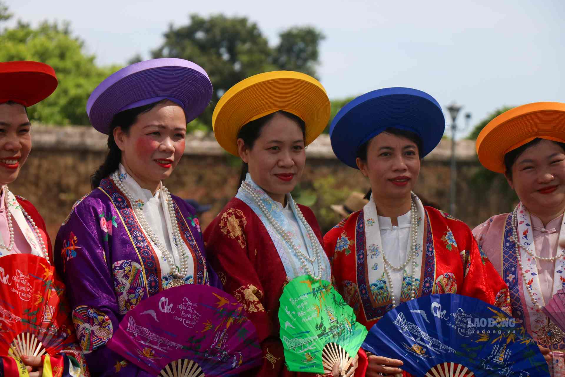 Chị Hoàng Thị Niên (Du khách đến từ Quảng Ninh) chia sẻ: “Hôm nay được đến với Huế, tôi cảm thấy rất vui. Tôi cũng đang háo hức mong đợi dịp lễ Festival Huế lần này, hi vọng sẽ là một tuần lễ Festival hoành tráng, đặc biệt là mang lại nhiều giá trị văn hóa cho người Việt Nam”.  