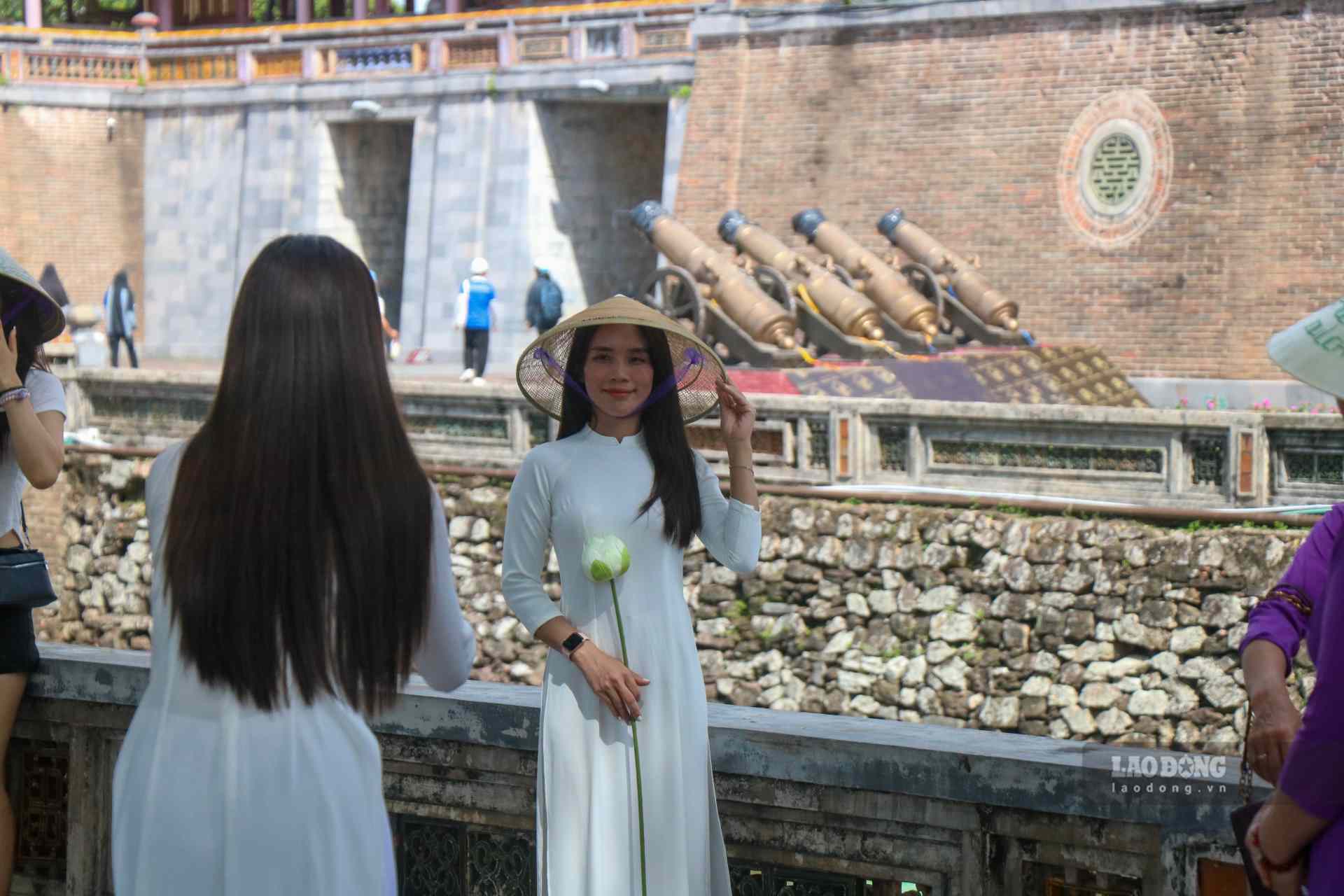 Là một du khách đến từ Quảng Nam, chị Thanh Thảo cũng bày tỏ sự háo hức khi Tuần lễ Festival Nghệ thuật Quốc tế Huế sắp sửa diễn ra, chị Thảo nói:  “Tôi thấy không khí lễ hội ở đây diễn ra khá là sôi động và nhộn nhịp. Nhân dịp Festival lần này, tôi hi vọng buổi khai mạc sẽ mang đến cho người xem những trải nghiệm thú vị và ấn tượng cho du khách”.  
