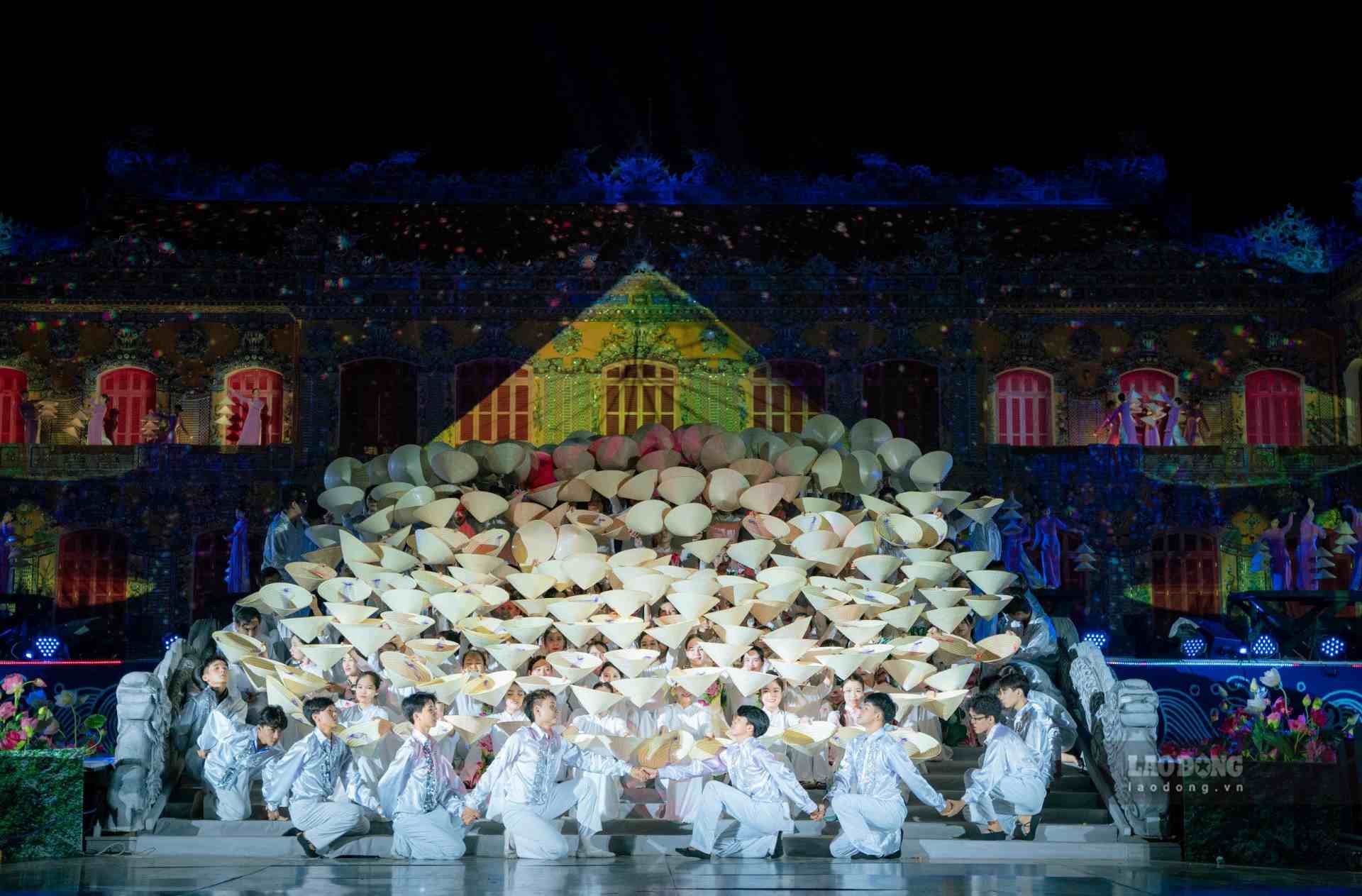 Khác với mọi năm, Festival Huế 2024 lần đầu tiên được tổ chức tại điện Kiến Trung - cung điện tọa lạc trên trục thần đạo của Tử Cấm thành.  