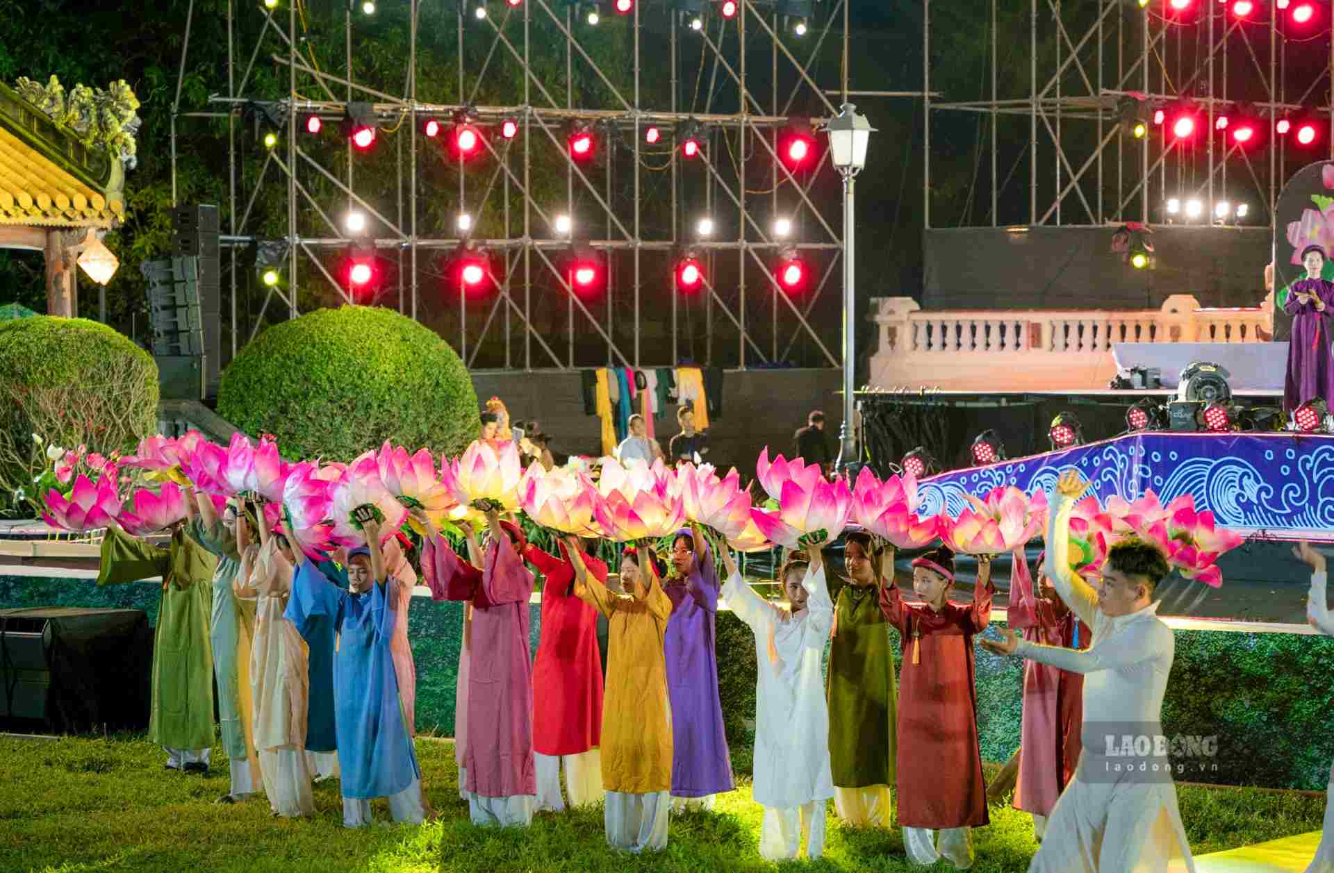 Ngay tại đêm tổng duyệt, hình ảnh cung điện trị giá hơn 124 tỉ đồng được thắp sáng bởi hàng triệu ánh sáng, màu sắc lộng lẫy, vô cùng ấn tượng.  