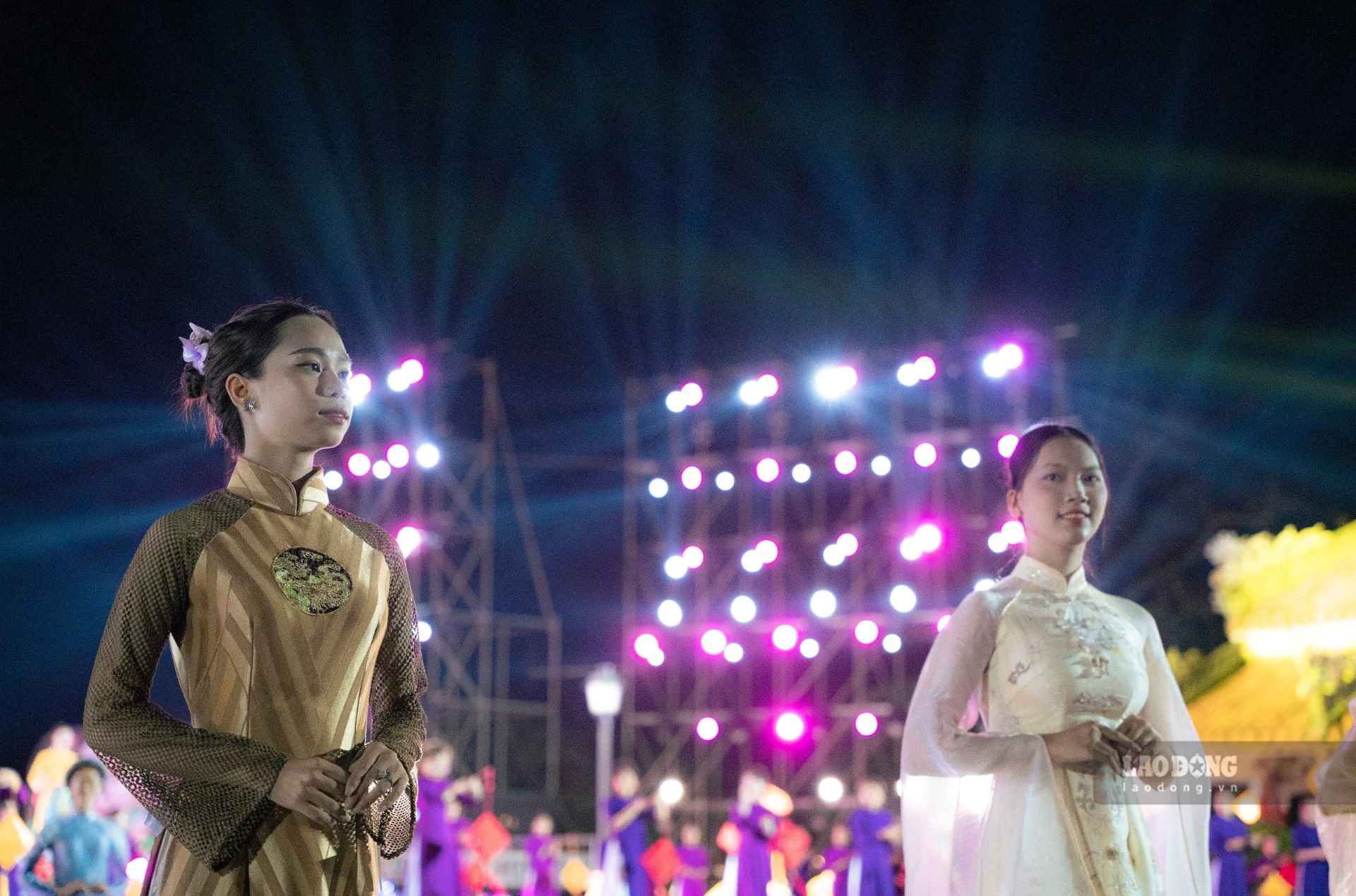 Những màn trình diễn nghệ thuật, âm thanh, ánh sáng có một không hai sẽ được biểu diễn phục vụ khán giả theo dõi tại điện Kiến Trung và khán giả theo dõi qua cầu truyền hình trực tiếp lúc 20h00 ngày 7.6.  