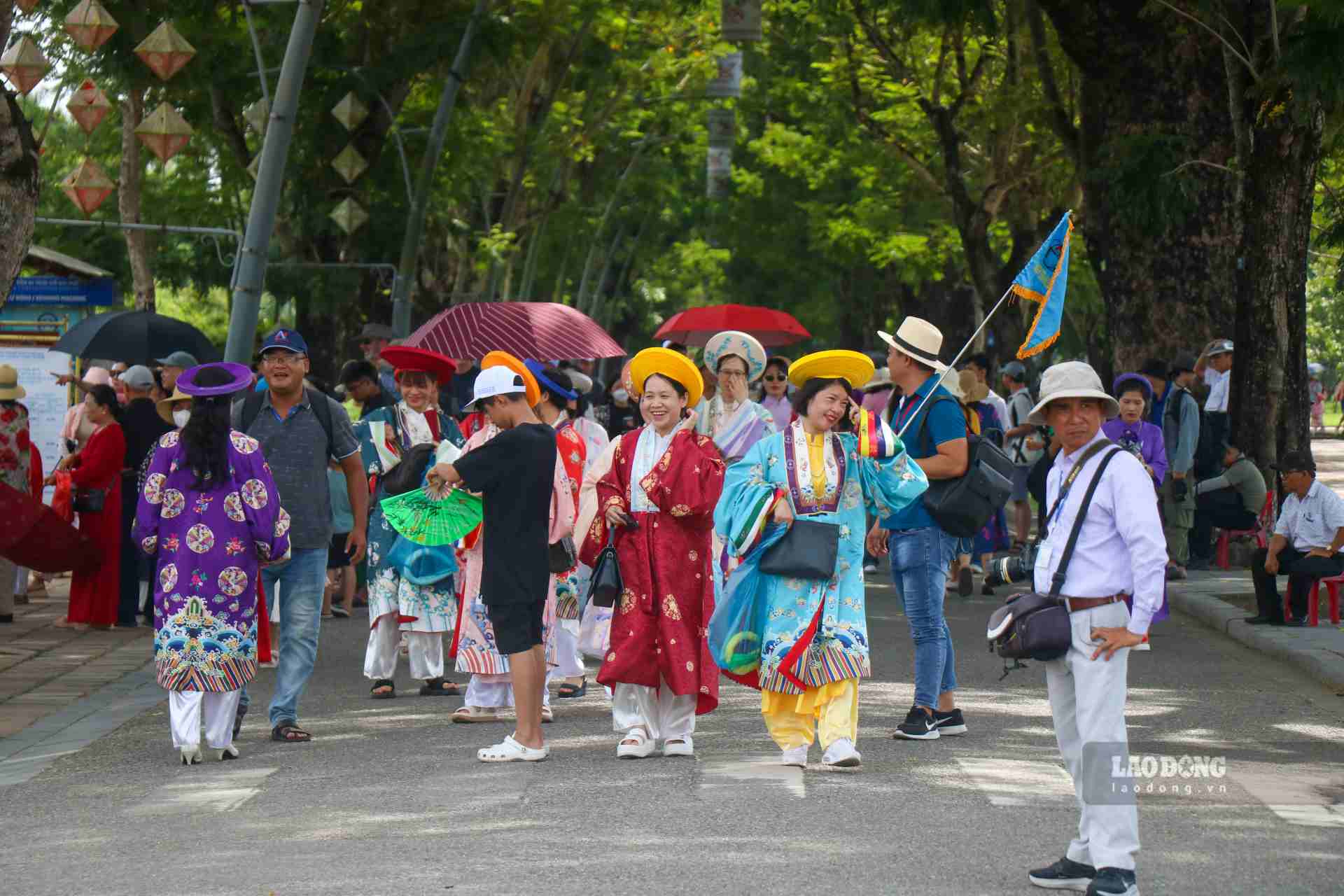 Mặc dù đến ngày mai Tuần lễ Festival Huế mới chính thức bắt đầu, thế nhưng, ngay từ thời điểm này không khí lễ hội tại Cố đô Huế đang vô cùng rộn ràng, náo nhiệt.  